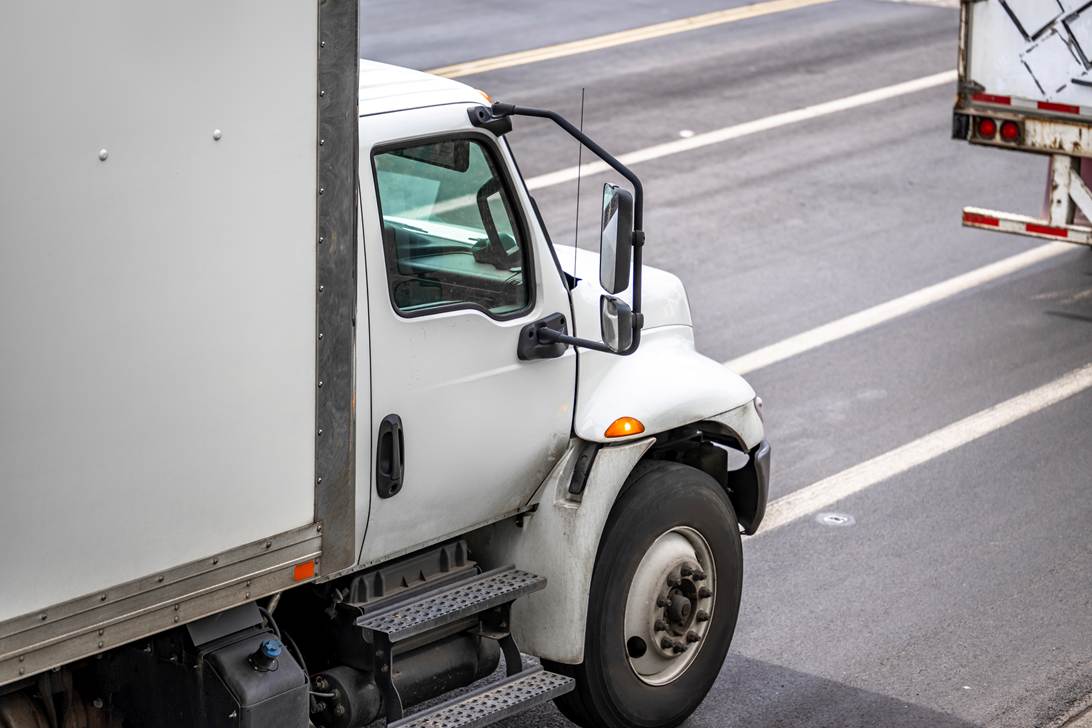 A white truck on the road

AI-generated content may be incorrect.